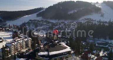 冬季山岭滑雪场的鸟瞰图。 近山的天空中的气球。